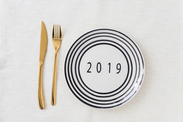 Free photo 2019 inscription on plate on table