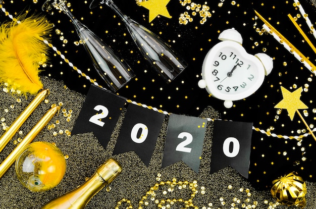 Free photo 2020 new year celebration clock and garland