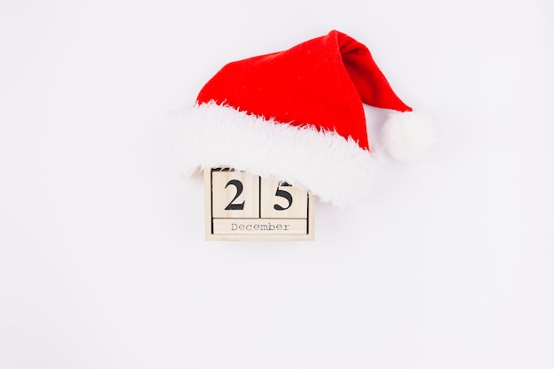 Free Photo 25 december inscription on wooden blocks with santa hat 