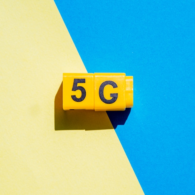 5g snap cubes on two-color background