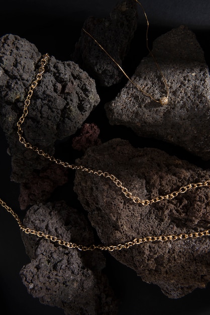 Free photo abstract gold chain jewellery presentation