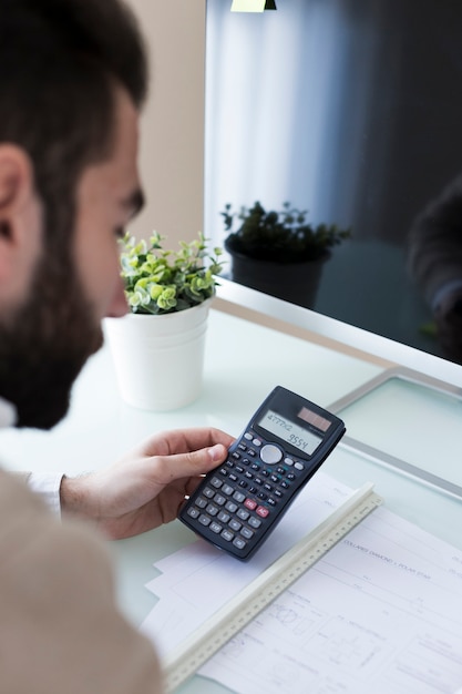 Free photo accountant making calculations in office