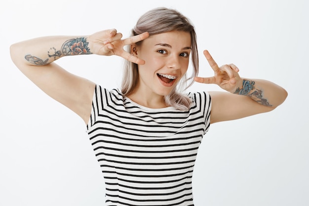 Free photo active blonde girl posing in the studio