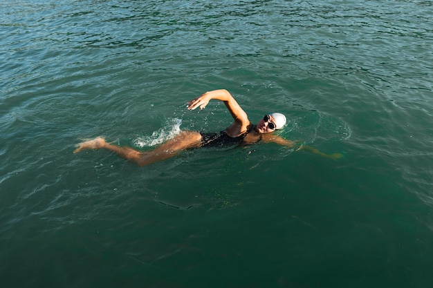 Free photo active young woman enjoying swimming