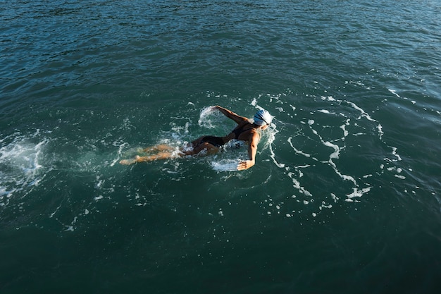 Free photo active young woman enjoying swimming