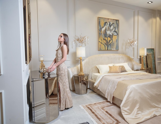 Free photo adorable girl standing on a looking at the mirror in the bedroom