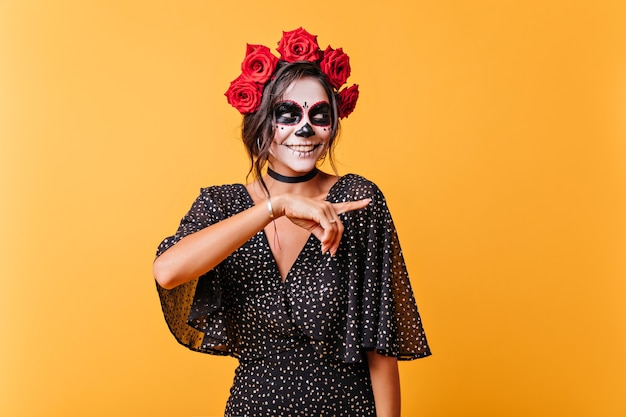 Free photo adorable mexican female model enjoying halloween. blissful girl in dead bride outfit expressing happiness.