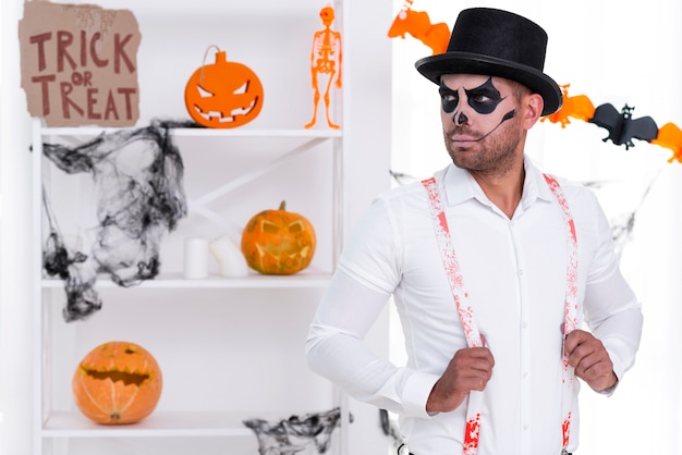 Free Photo adult male with hat posing for halloween