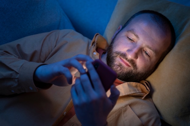 Free Photo adult suffering from social media addiction