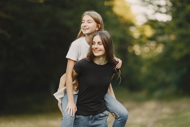 Free photo adventure, travel, tourism, hike and people concept. three girls in a forest.