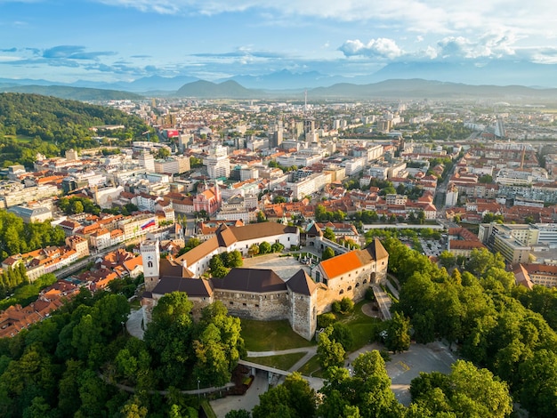 Free photo aerial drone view of ljubljana slovenia historical city centre with ljubljana castle