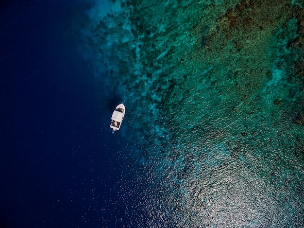 Free photo aerial shot of a boat on the beautiful blue ocean in bonaire, caribbean