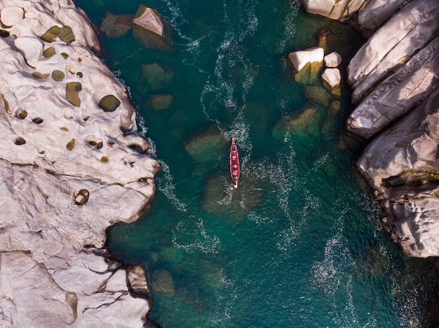 Free photo aerial shot of a boat in the spiti river, india