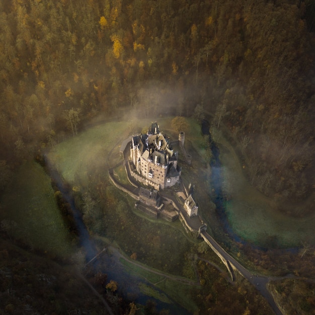 Free photo aerial shot of the eltz castle surrounded by trees in wierschem, germany