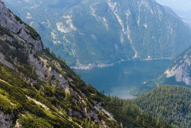 Free photo aerial shot of a lake surrounded by mountains in hallstatt, austria