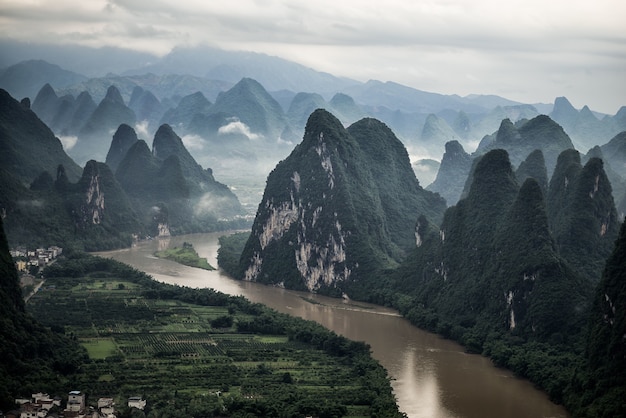 Free photo aerial shot of li river and mashan mountain in yangshuo county, guilin