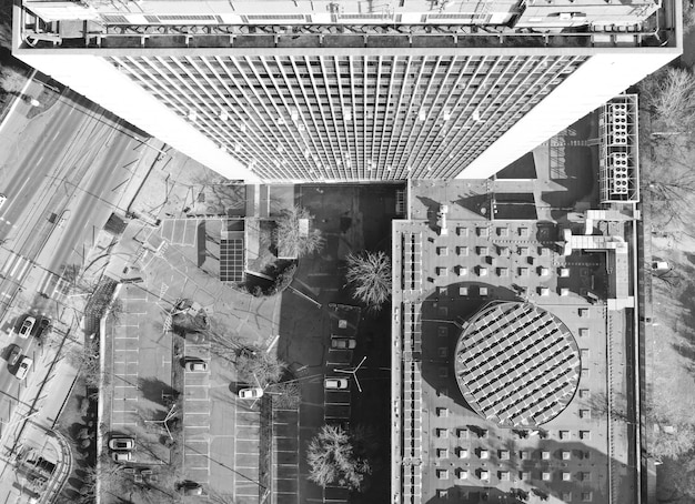 Free photo aerial shot of a tall business building in black and white