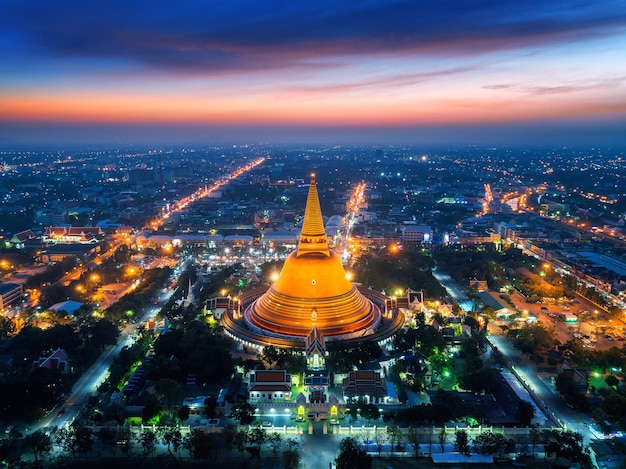 Free photo aerial view of beautiful gloden pagoda at sunset. phra pathom chedi temple in nakhon pathom province, thailand.