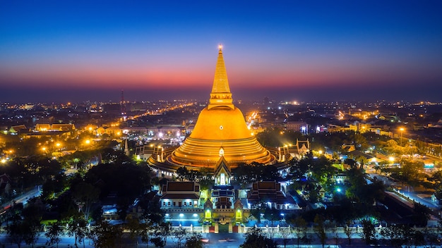 Free photo aerial view of beautiful gloden pagoda at sunset. phra pathom chedi temple in nakhon pathom province, thailand.