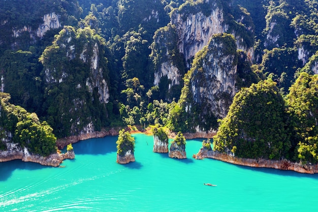 Free photo aerial view of beautiful mountains in ratchaprapha dam at khao sok national park, surat thani province, thailand.