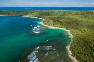 Free photo aerial view of a beautiful tropical beach with white sand and turquoise clear water in indonesia