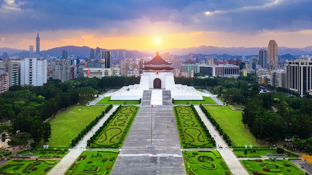 Free photo aerial view of chiang kai shek memorial hall in taipei, taiwan.