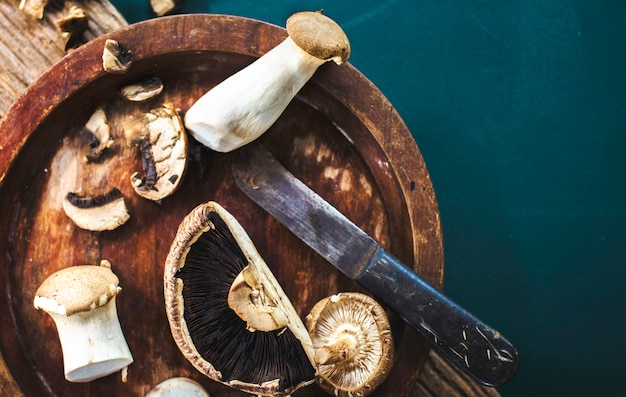 Free photo aerial view of fresh eryngii and portobello mushroom