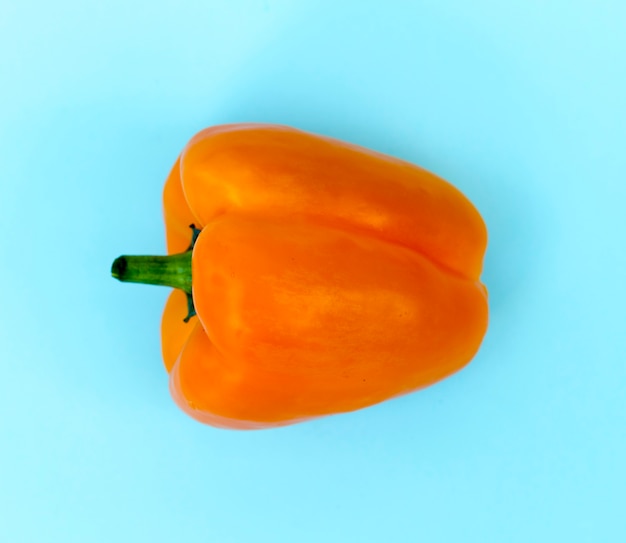 Free photo aerial view of fresh sweet peppers on blue background