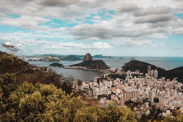 Free photo aerial view of the guanabara bay in rio de janeiro, brasil