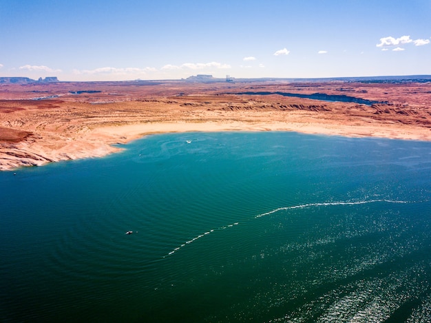 Free photo aerial view of the lake powell from above near glen canyon dam and page town