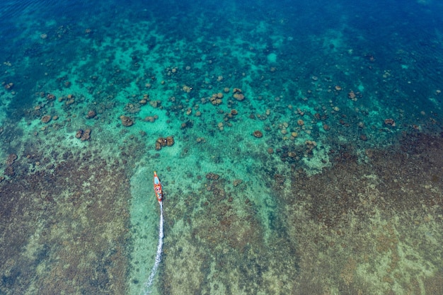 Free photo aerial view of long tail boats on the sea at koh tao island, thailand