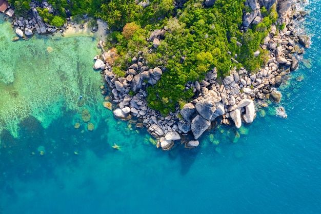 Free photo aerial view of seashore at koh tao island, thailand