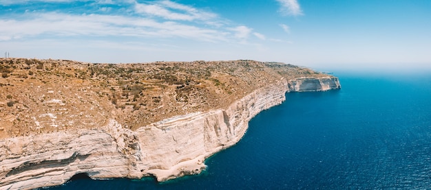 Free photo aerial view of the white steep cliffs on the island of malta