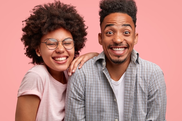 Free photo african american man and woman posing