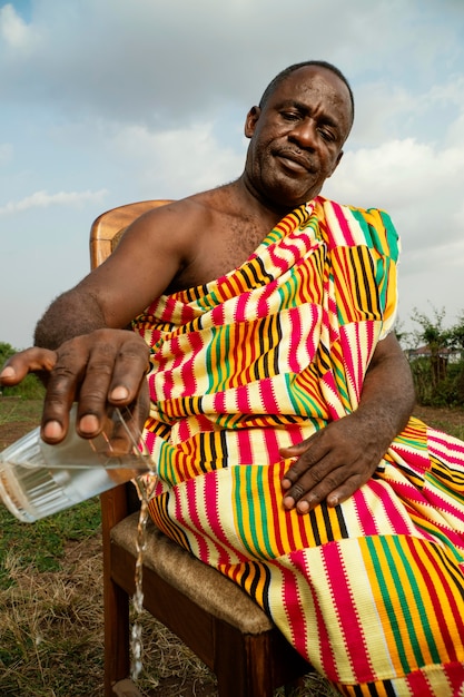 Free photo african senior man with traditional clothes