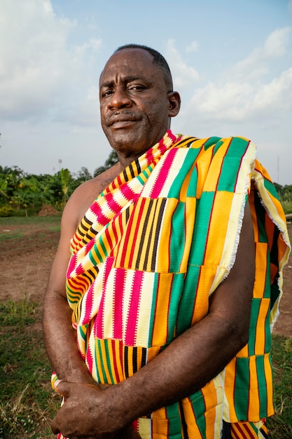 Free photo african senior man with traditional clothes