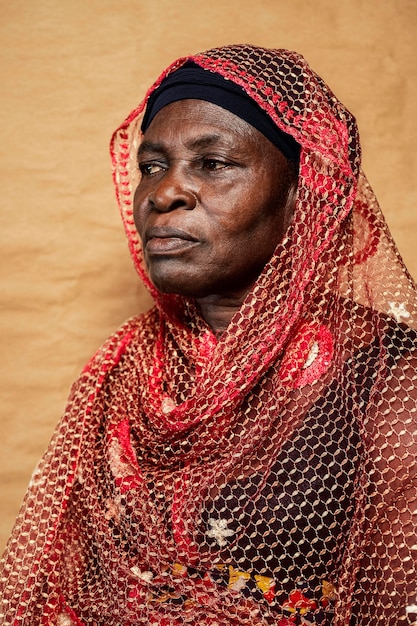 Free photo african senior woman with traditional clothes