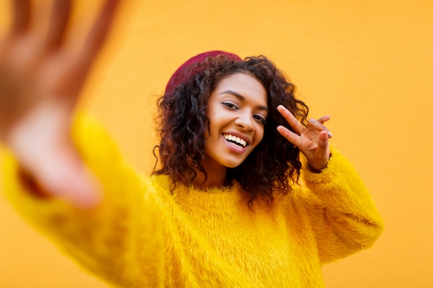 African woman with wavy hairs