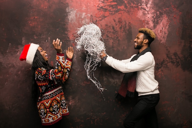 Free photo afro american couple with confetti