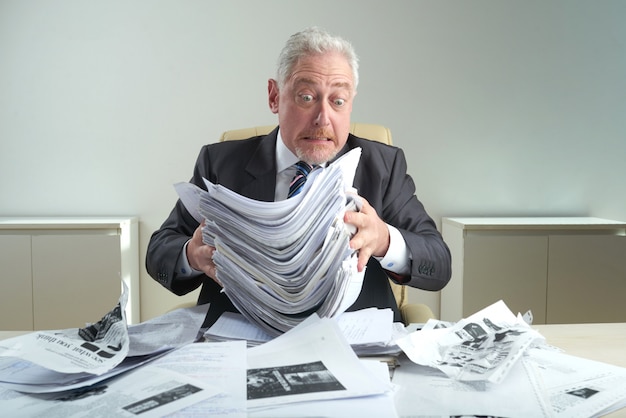 Free photo aged white collar worker at workplace