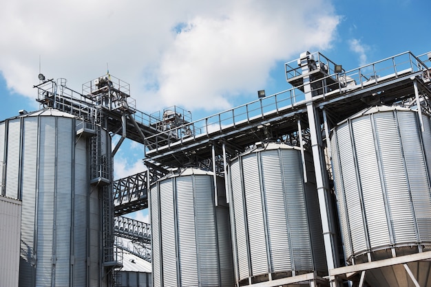 Free photo agricultural silos. building exterior.