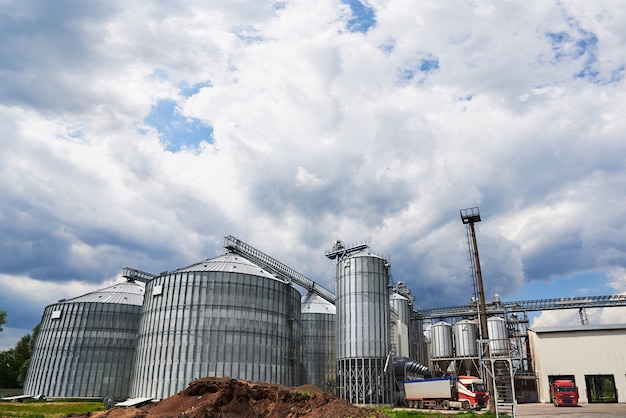 Free photo agricultural silos. building exterior.