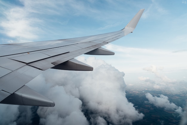 Free photo airplane wing and clouds from the window view