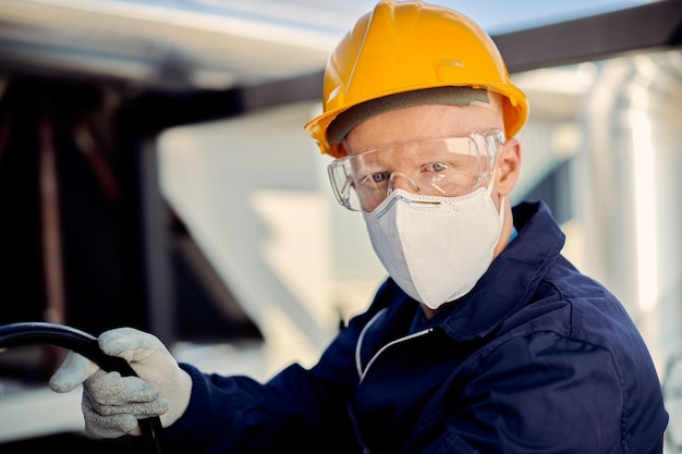 Free Photo albino construction worker wearing protective face mask and looking at camera