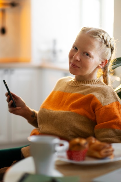 Free photo albino person at home doing activities