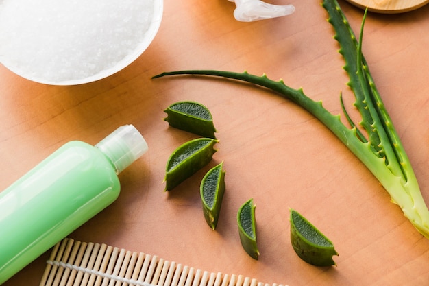 Free photo aloe vera leaves with a beauty cream bottle