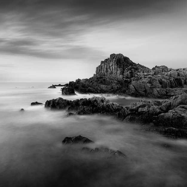 Free photo amazing grayscale shot of a rocky beach in guernsey near the fort houmet