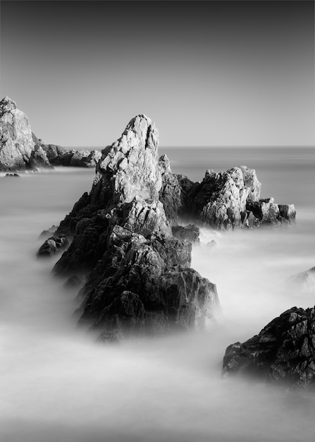 Free photo amazing grayscale shot of a rocky beach in guernsey