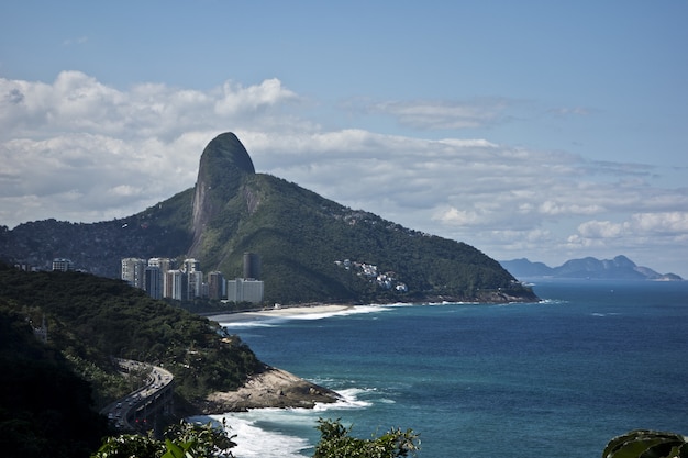 Free photo amazing shot of the rio de janeiro's beach on a majestic mountain