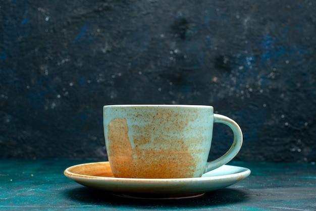 Free photo americano with golden colour cup and saucer